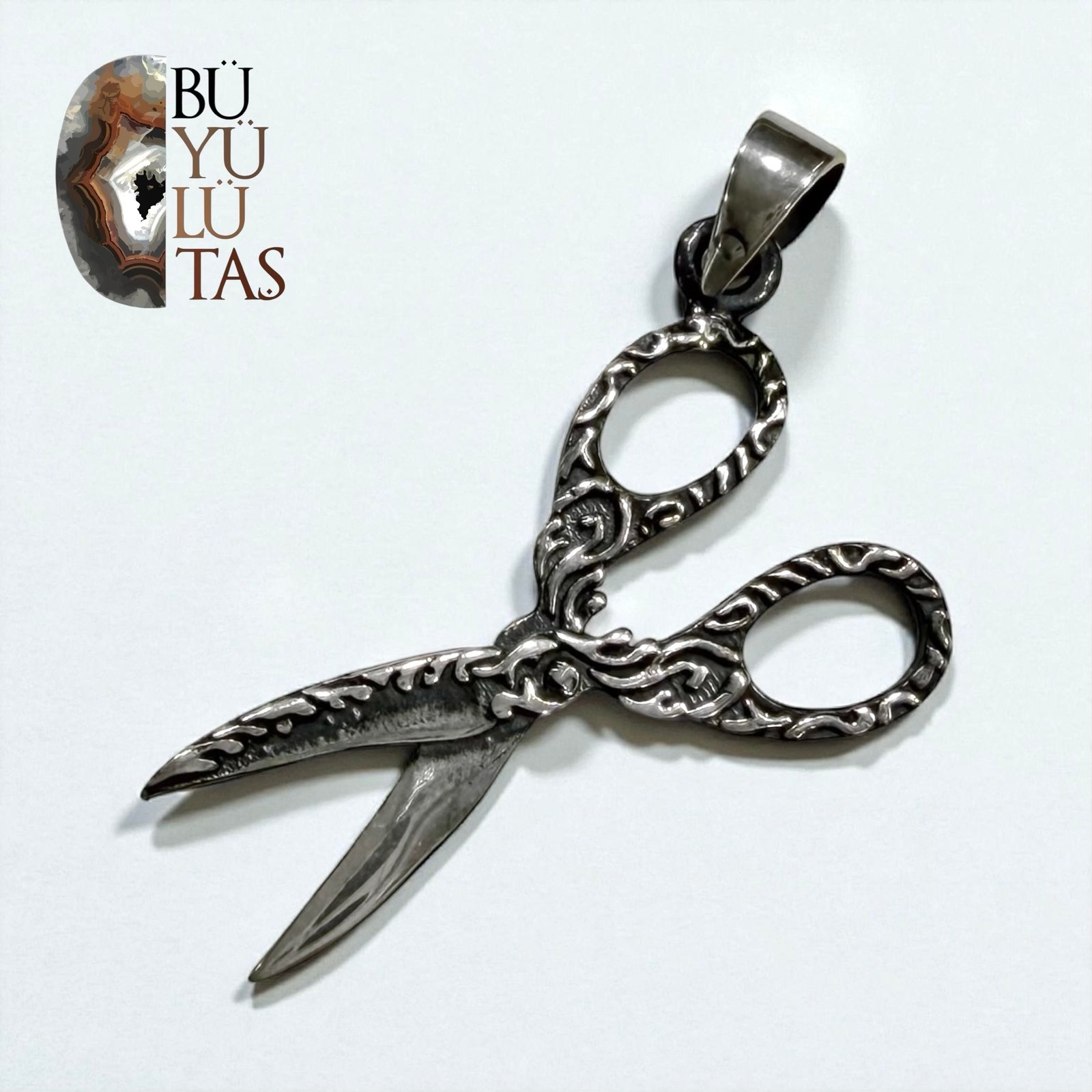 Otantik İşlemeli Gümüş Makas Kolye – El Yapımı Tasarım