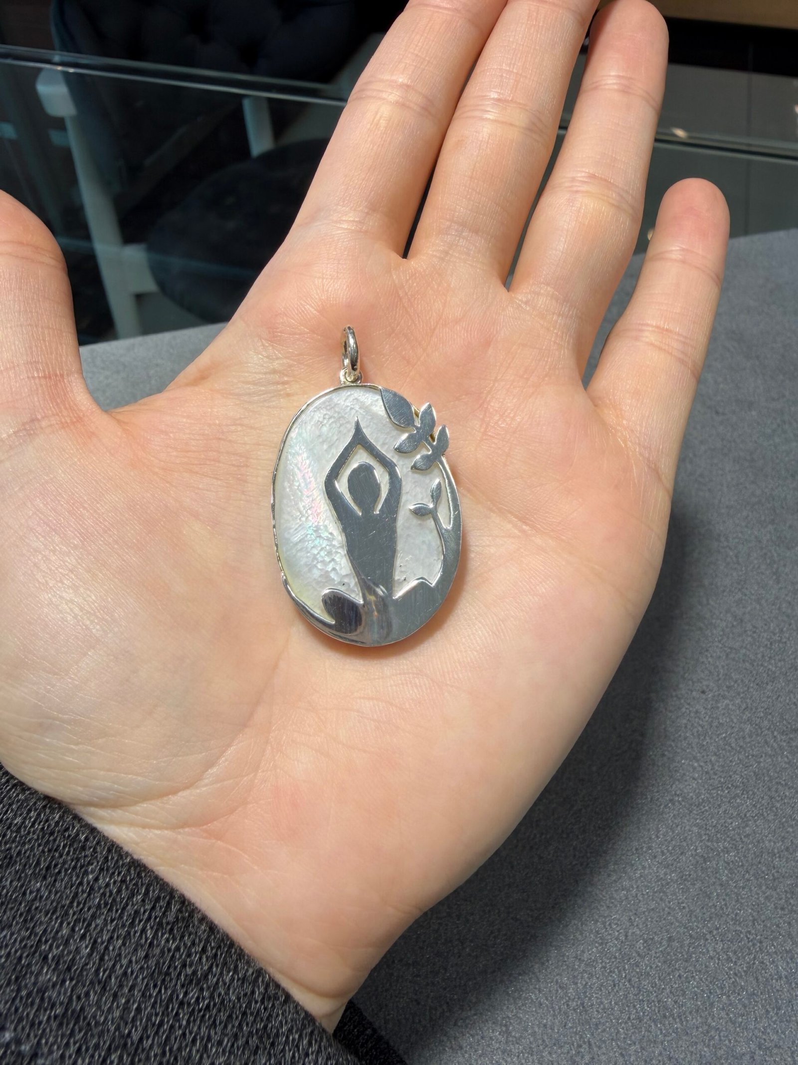 El İşçiliği Tasarım Sedef Kolye Ucu – 925 Ayar Gümüş, Tek ve Özgün Parça Yoga Yapan Kadın