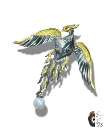 Siyah Rodaj ve Altın Kaplama Anka Kuşu Kolye Ucu – Yakut Göz Detaylı, İnci Sallantılı Tasarım