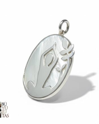 El İşçiliği Tasarım Sedef Kolye Ucu – 925 Ayar Gümüş, Tek ve Özgün Parça Yoga Yapan Kadın
