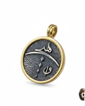 Tasarım Hat Sanatı Detaylı Altın Kaplama Gümüş Kolye Ucu – Oksitli Desenli Hiç Vav Özel Model