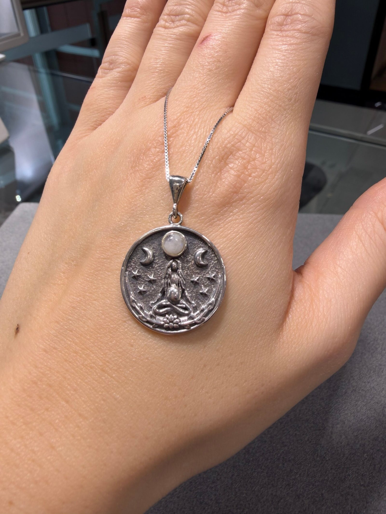 Gaia Toprak Ana ve Ay Taşlı Gümüş Tasarım Kolye – Dişil Enerji & Spiritüel Denge Sembolü